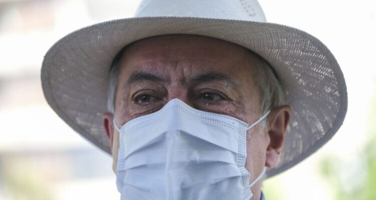 Exministro Mañalich critica posibilidad de ingresar a recintos cerrados con un PCR negativo