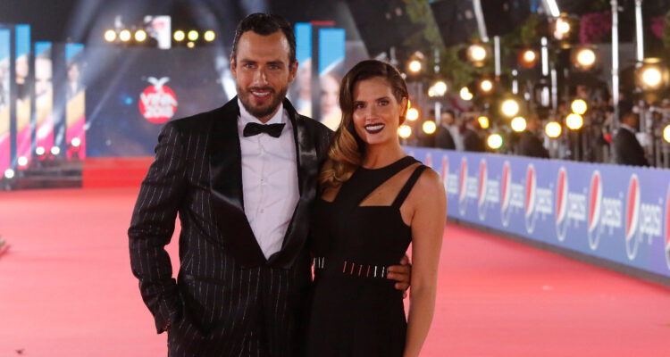 Marcelo Marrochino posa sonriente con su entonces prometica Magui Benet.