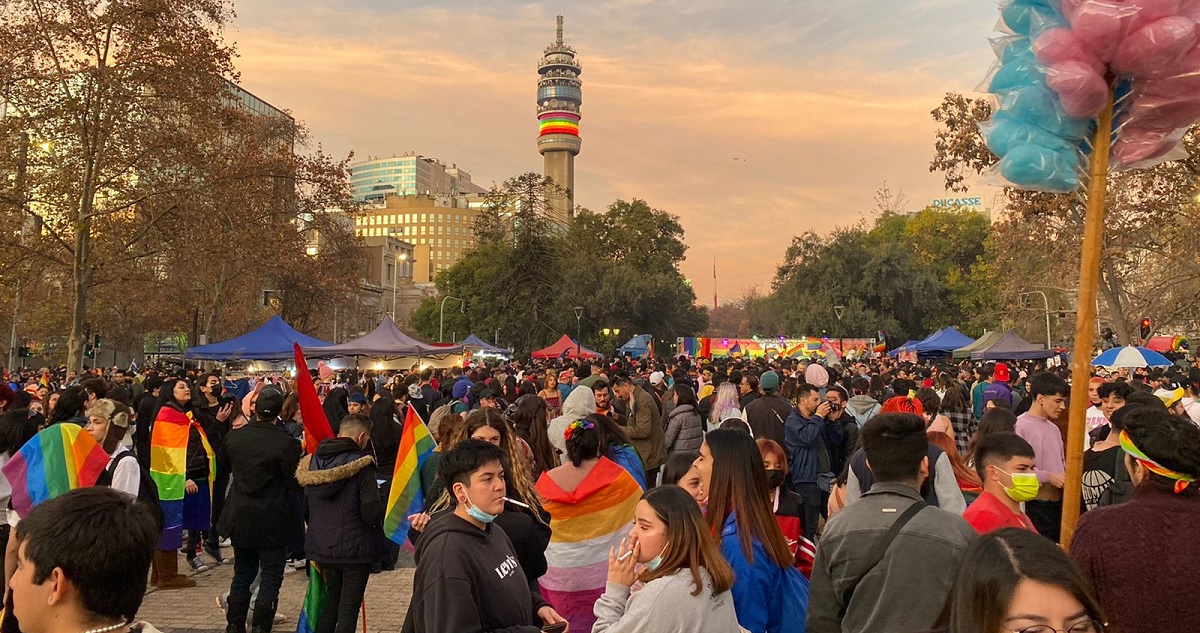 Manifestantes frente a la Torre Entel de Santiago.