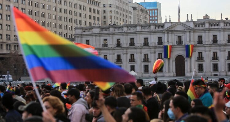 El Movimiento de Integración y Liberación Homosexual (Movilh) y Fundación Iguales realiza la XXII Marcha del Orgullo 2022, actividad que organizan ambas organizaciones. Se suma a la convocatoria el Movimiento por la Diversidad Sexual (MUMS).