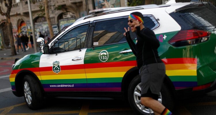 Patrulla con los colores de la bandera LGBT estrenada este sábado por Carabineros.
