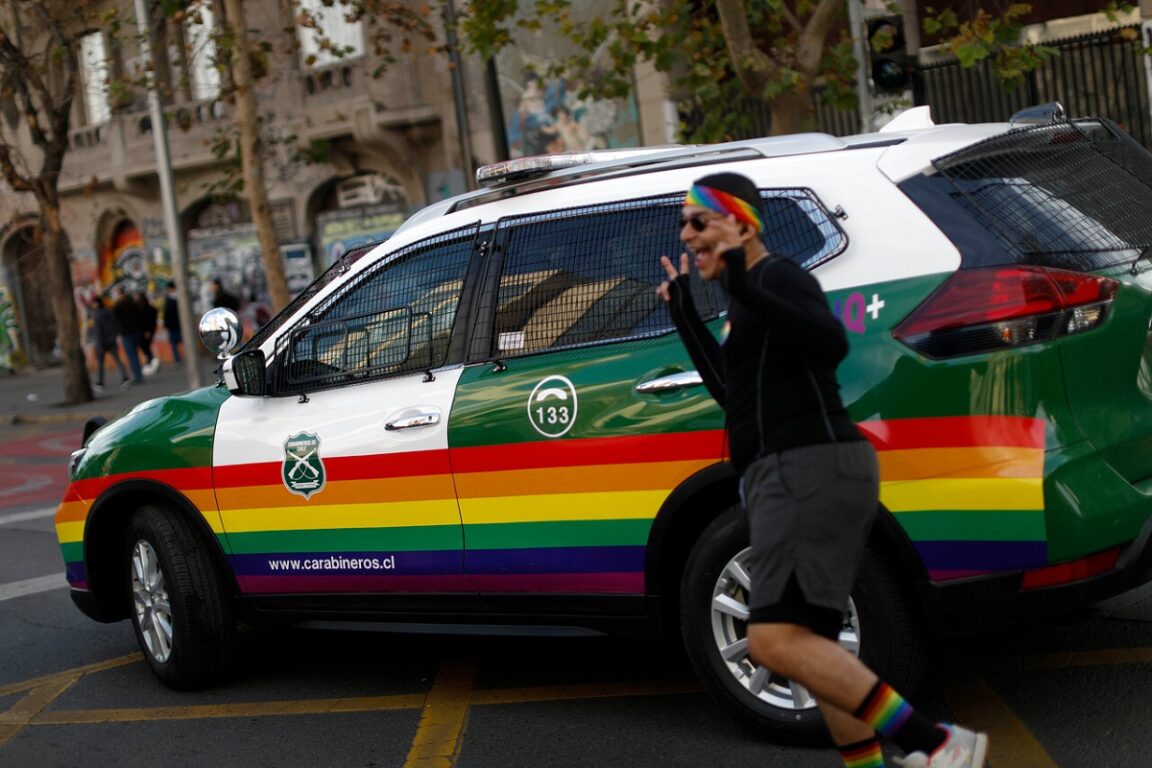 Patrulla con los colores de la bandera LGBT estrenada este sábado por Carabineros. 