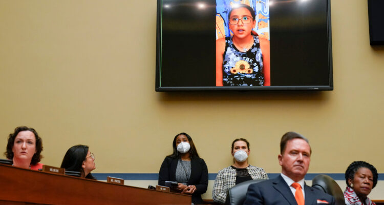 Miah Cerrillo da su experiencia ante el Congreso de los EEUU.