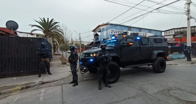 Masivo operativo en población La Victoria de Pedro Aguirre Cerda deja decenas de detenidos