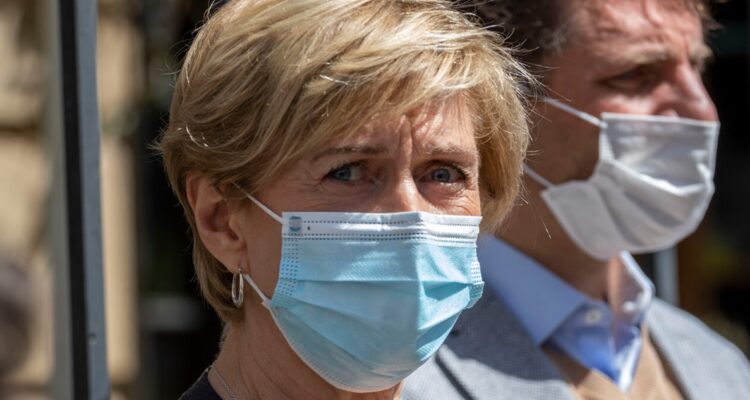 Matthei evalúa adelantar vacaciones de invierno en Providencia ante colapso de camas UCI pediátricas