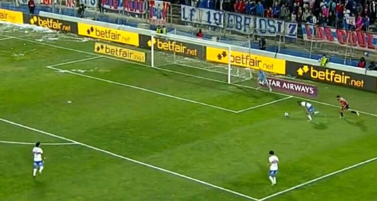 Mauricio Isla regaló el segundo gol a Sao Paulo.