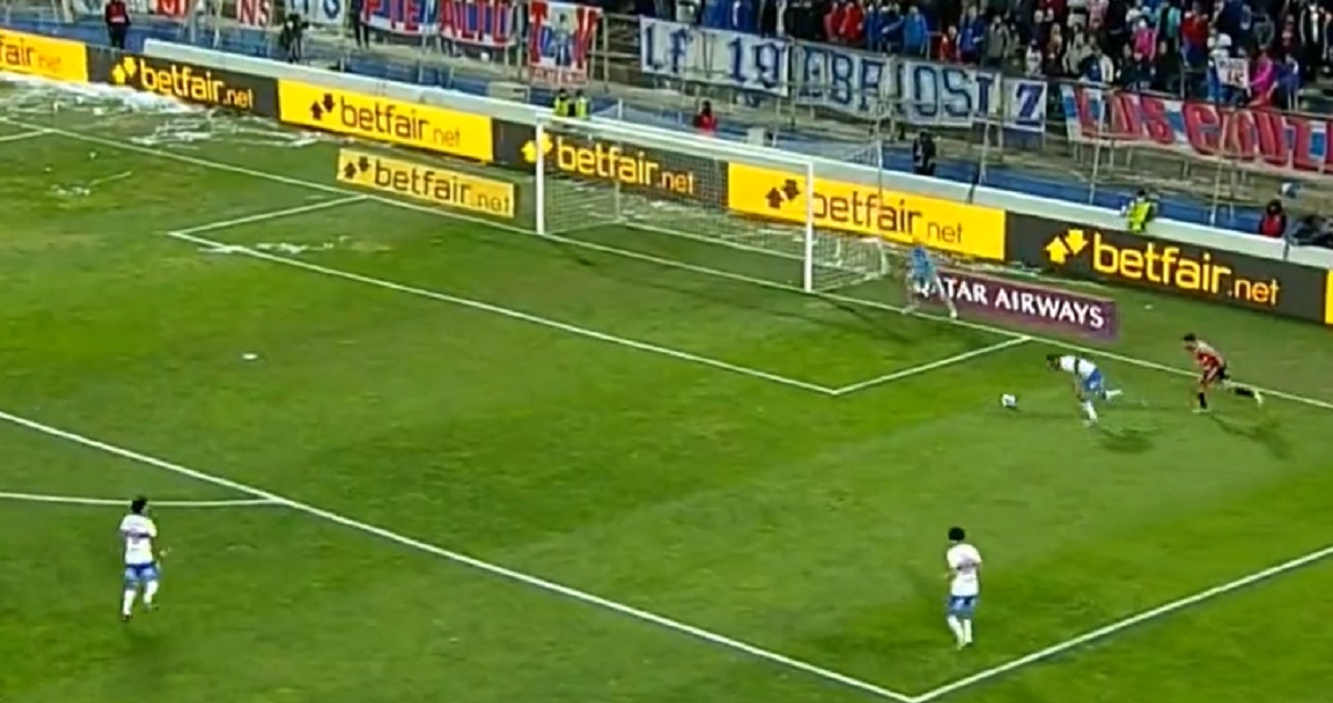Mauricio Isla regaló el segundo gol a Sao Paulo.