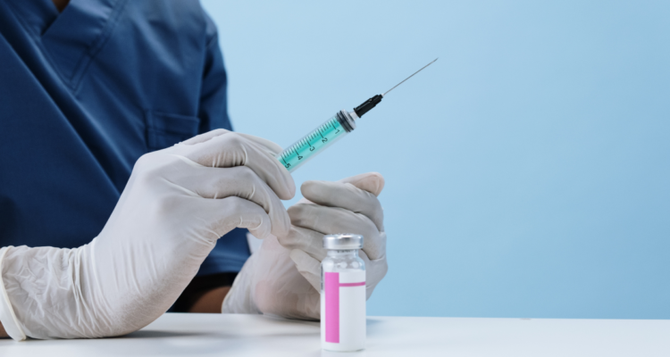 medico-sosteniendo-vacuna-cancer-pancreas