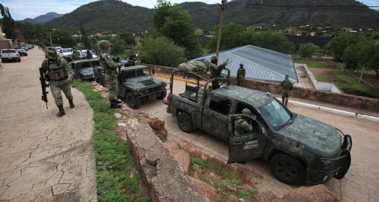 Personal del Ejercito Mexicano resguardan hoy la zona donde asesinaron a dos sacerdotes jesuitas y un guía de turistas.