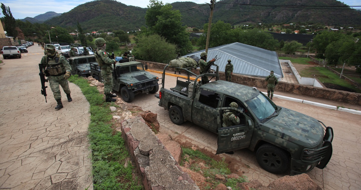 Personal del Ejercito Mexicano resguardan hoy la zona donde asesinaron a dos sacerdotes jesuitas y un guía de turistas.