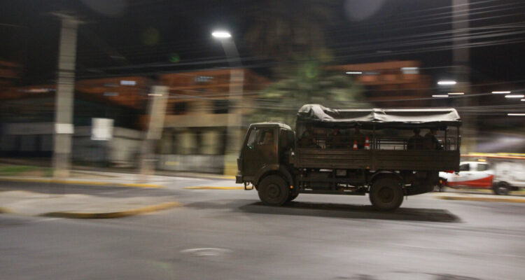 Abandonó a detenidos en el desierto durante la noche: condenan por tortura a militar en Calama