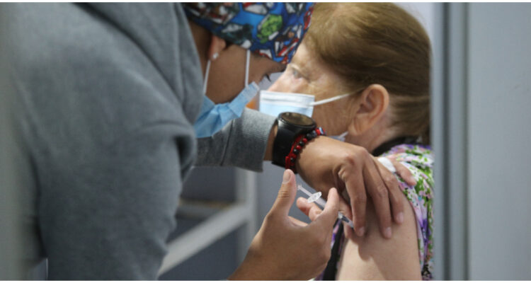 Ministra de Salud informará esta semana si se incorporará una quinta dosis contra la covid-19