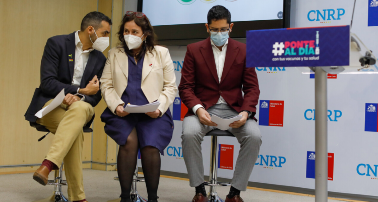 Ministra de Salud, María Begoña Yarza, junto a sus subsecretarios.