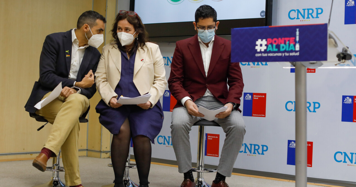 Ministra de Salud, María Begoña Yarza, junto a sus subsecretarios.