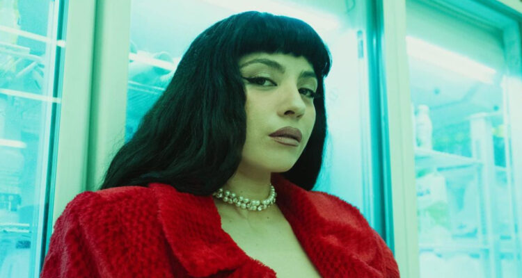 La cantante Mon Laferte seria mientras mira hacia la cámara.