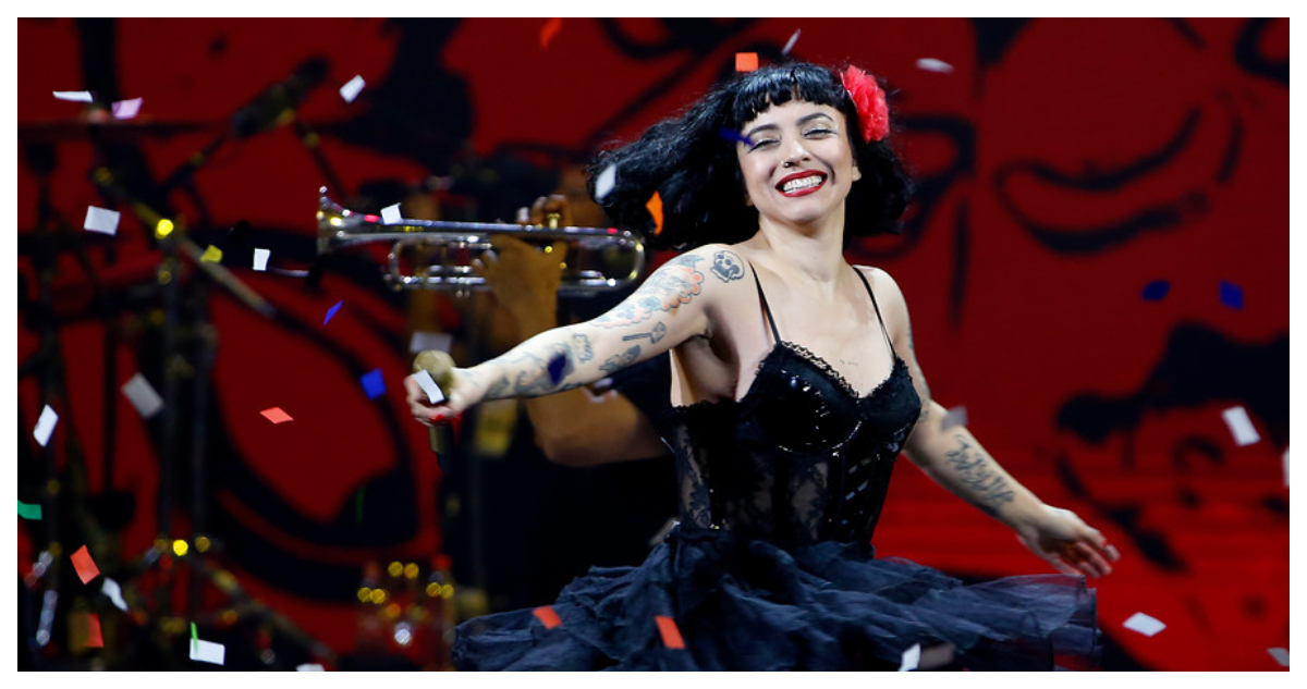Mon Laferte celebra su doble nacionalidad