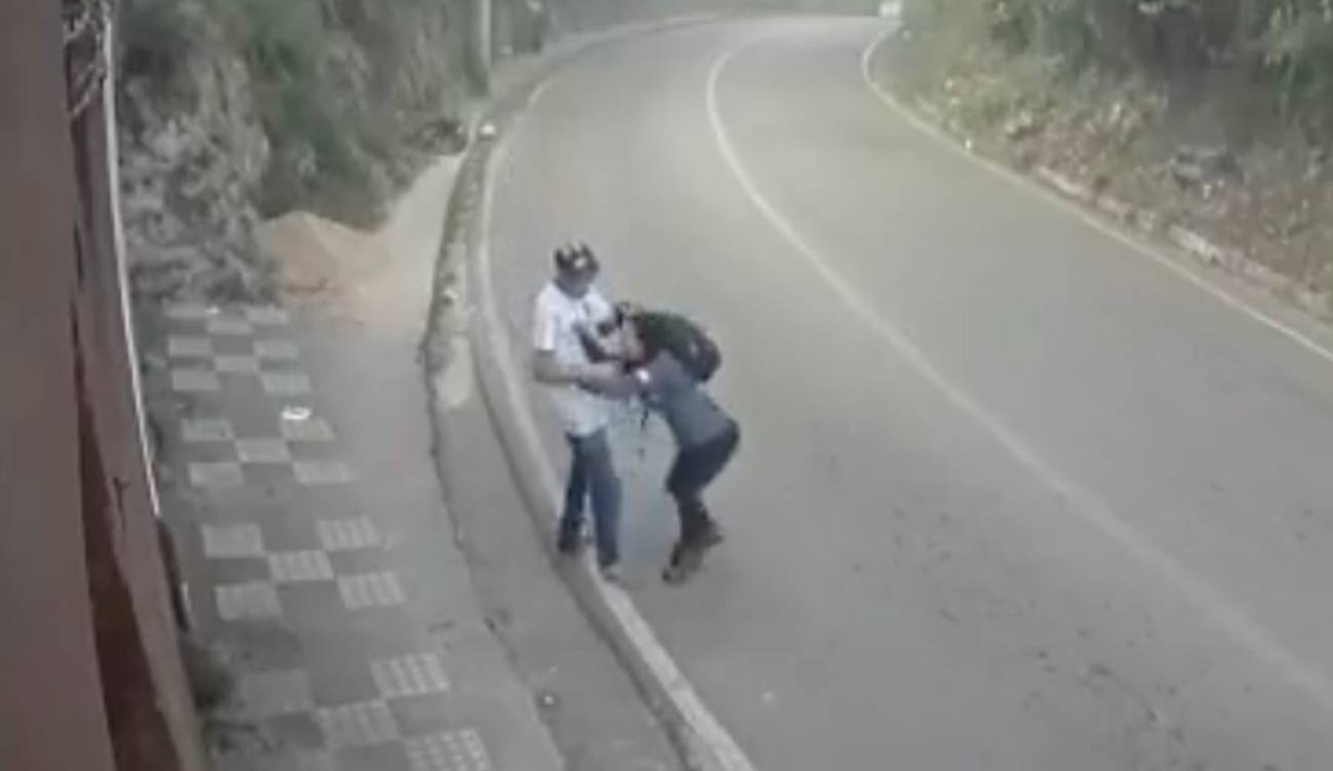 Sujeto golpeaba a mujer en calle brasileña.