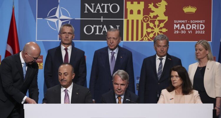 Los líderes de Turquía, Finlandia, Suecia y la OTAN firman el acuerdo.