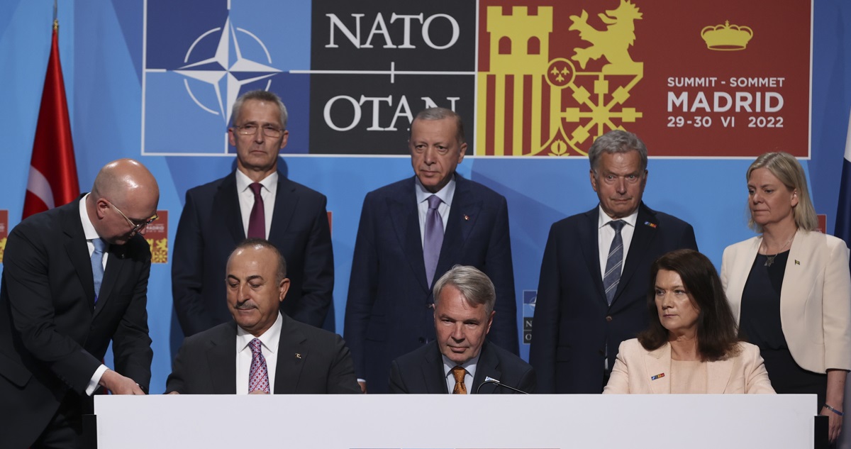 Los líderes de Turquía, Finlandia, Suecia y la OTAN firman el acuerdo.