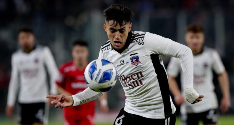 Pablo Solari seguirá vistiendo la camiseta de Colo Colo.