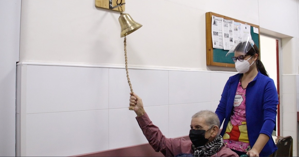 Paciente toca campana tras dejar la quimio