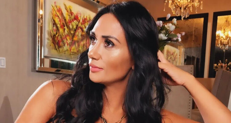 Pamela Díaz mira hacia su derecha mientras posa para la cámara. La animadora recibió una llamada de atención por parte de CHV al subir spoilers de La Divina Comida.