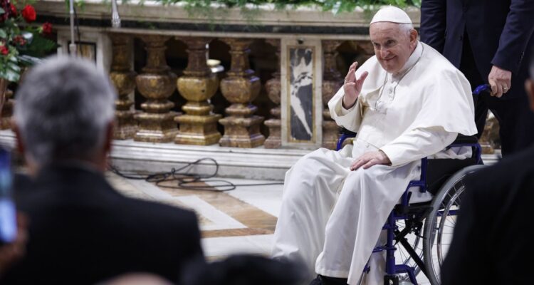 El papa Francisco, en silla de ruedas.
