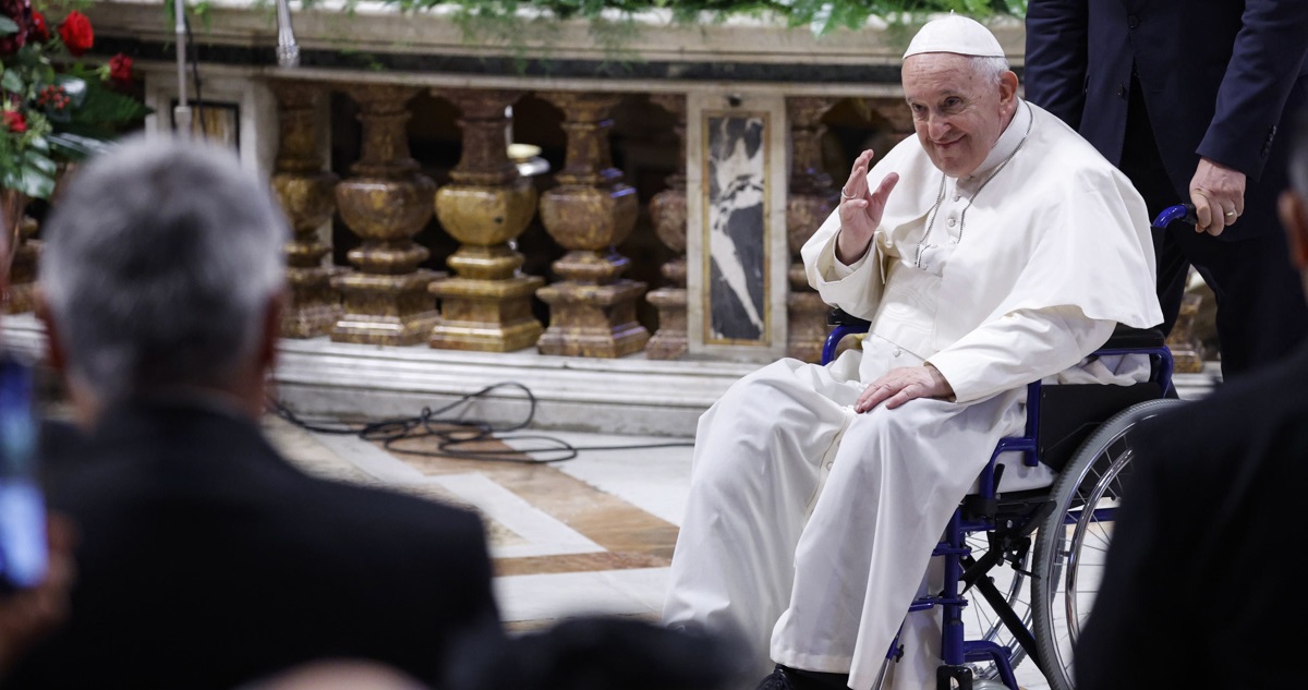 El papa Francisco, en silla de ruedas.