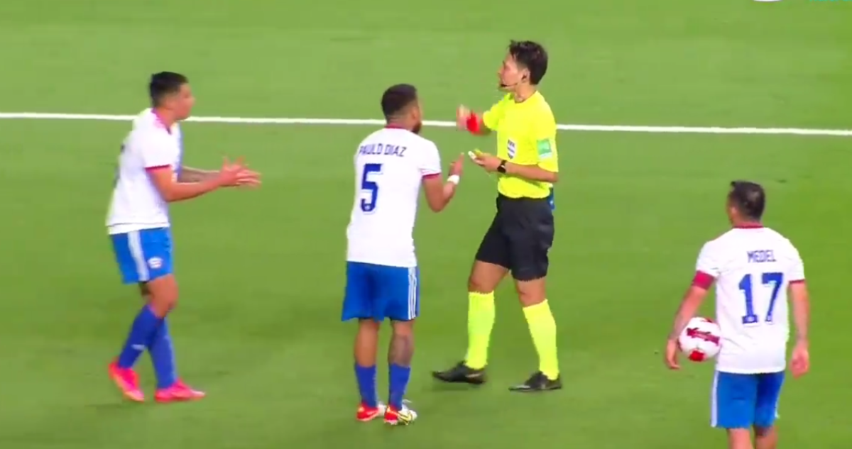 Paulo Díaz jugando ante Corea.