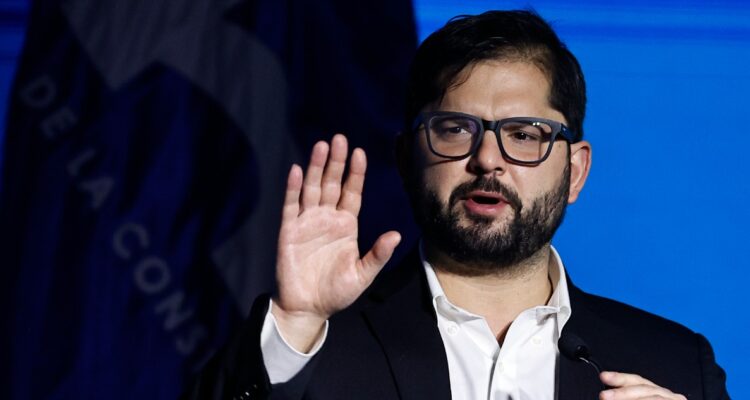 Boric remarca a empresarios que proyecto de reforma tributaria “no es contra ellos”