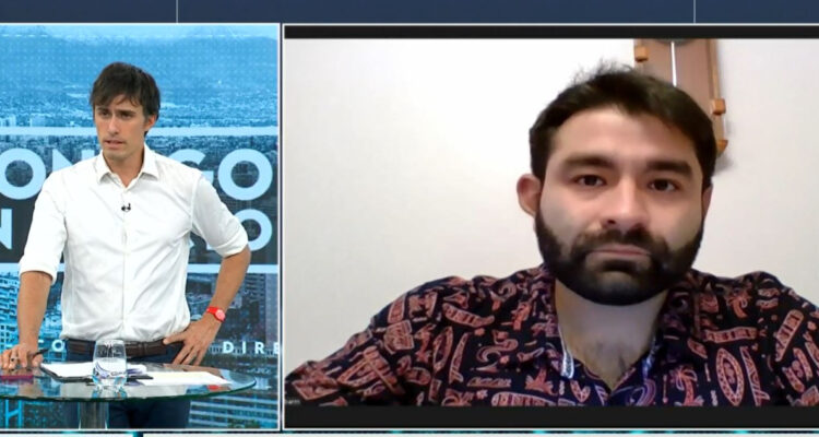 El periodista Hans Gotterbarm hablando con Roberto Cox del episodio donde fue agredido en Iquique.