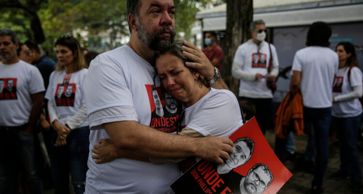 Flavia Farias, allegada de Dom Philips, llora junto a su amigo Luis Fabiano durante una acto de protesta por la desaparición de Philips y de Bruno Araújo Pereira.