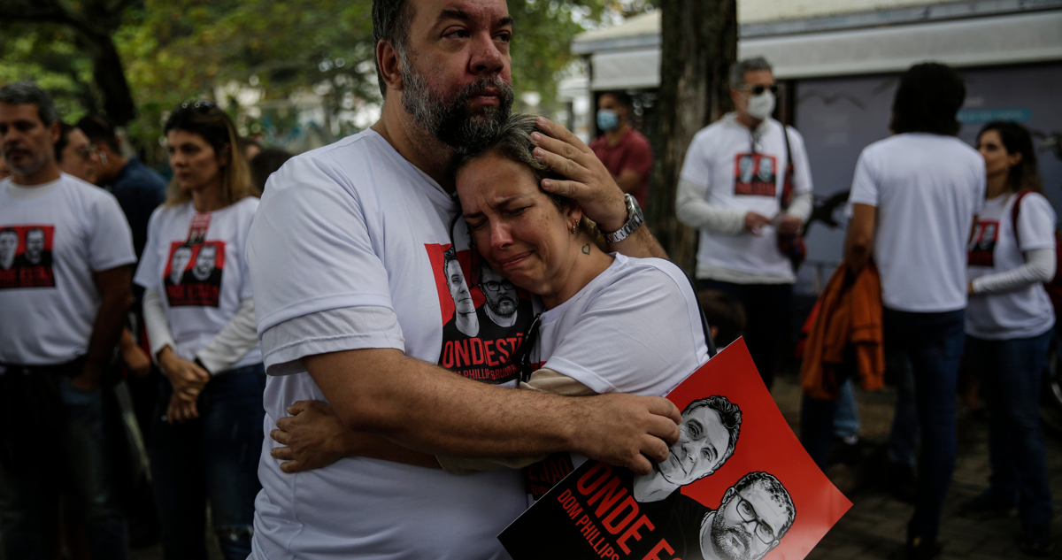 Flavia Farias, allegada de Dom Philips, llora junto a su amigo Luis Fabiano durante una acto de protesta por la desaparición de Philips y de Bruno Araújo Pereira.