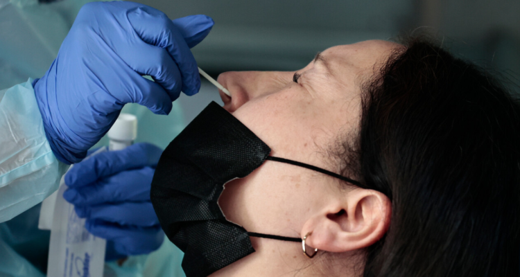 persona-tomandose-examen-pcr-omicron