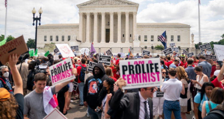 Cientos de personas protestan en EEUU tras fallo que deroga protección al aborto