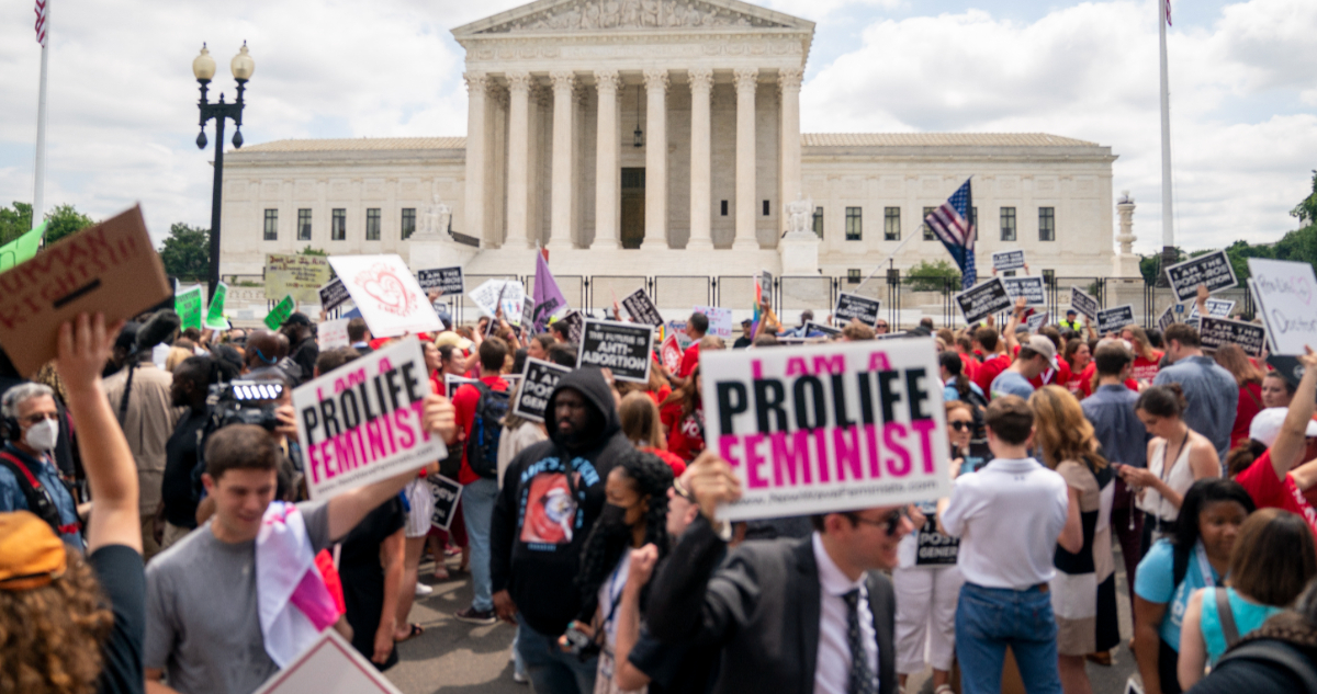 Cientos de personas protestan en EEUU tras fallo que deroga protección al aborto