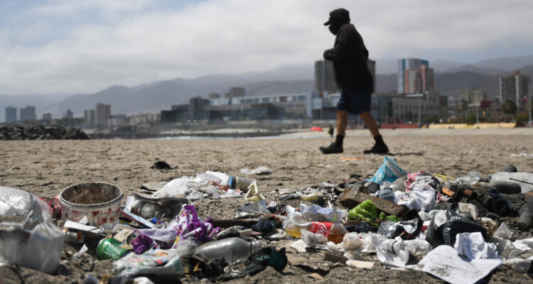 Foto de plástico en playas y océanos