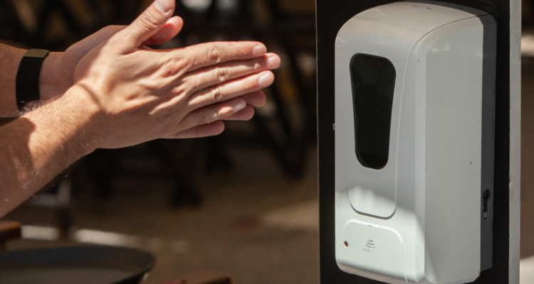 persona-usando-alcohol-gel-medidas-prevencion-covid-alza-de-casos