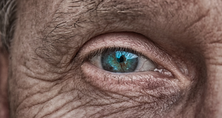ojos-azules-persona-adulta-mayor-alzheimer