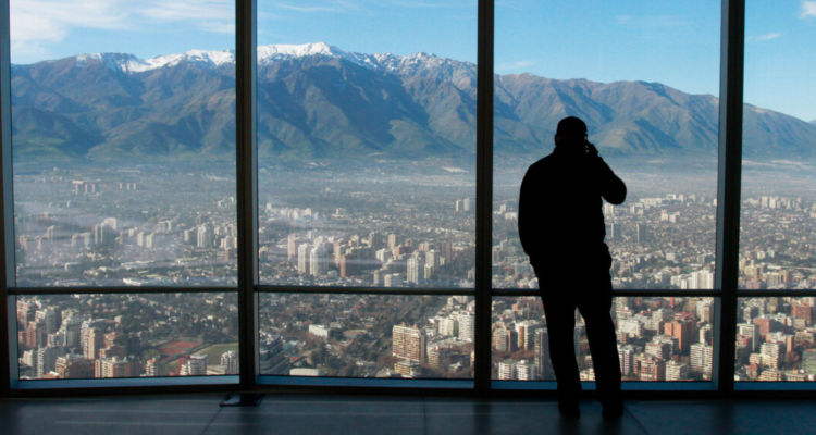 Hombre mirando Santiago desde las alturas.