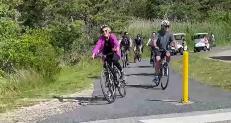 Presidente Biden arriba de bicicleta, segundos antes de caer.