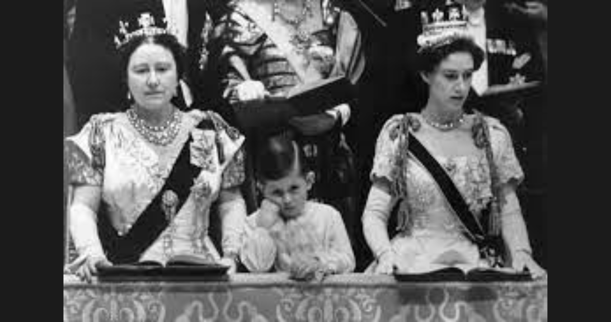 Príncipe Carlos en la coronación de su madre
