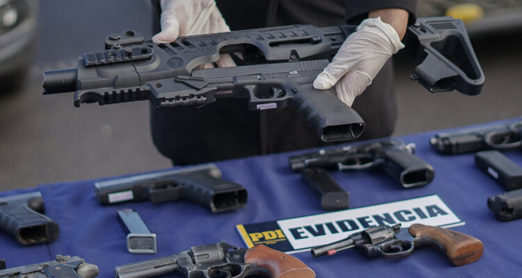 Anuncio de prohibición de armas genera reacciones divididas en alcaldes de la región Metropolitana