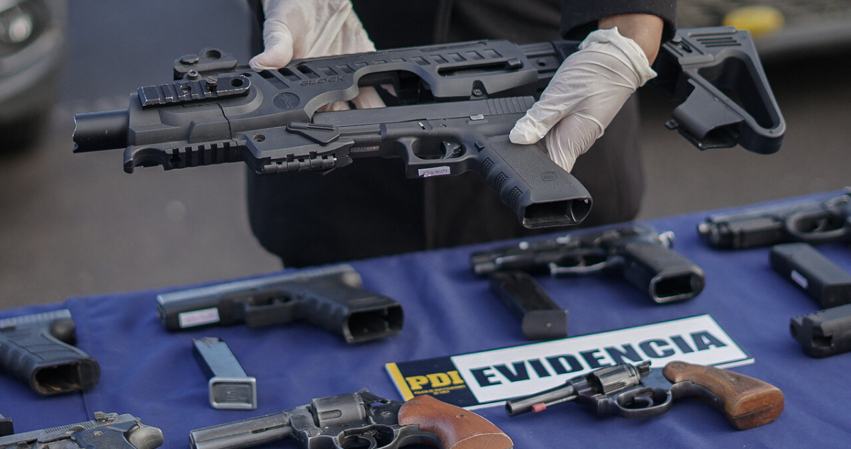Anuncio de prohibición de armas genera reacciones divididas en alcaldes de la región Metropolitana