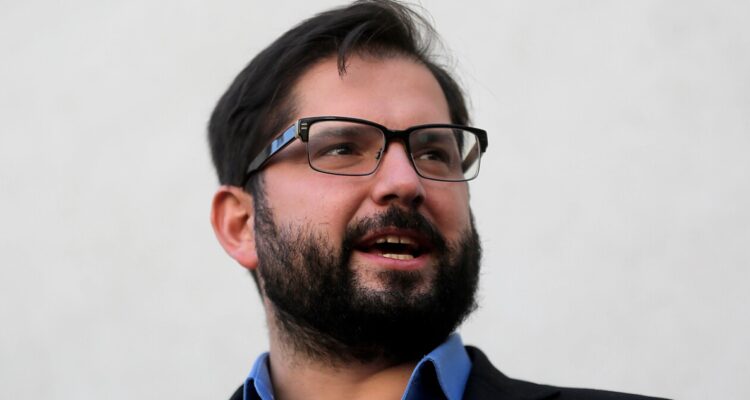 Oficialismo y oposición analizan dura caída del presidente Boric en encuesta Pulso Ciudadano