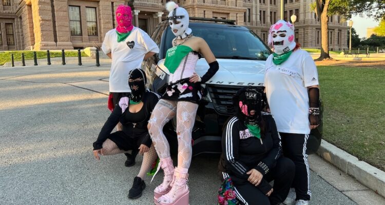 pussy-riot-cuelga-pancarta-gigante-por-aborto-capitolio-texas-exigimos-nuestros-derechos