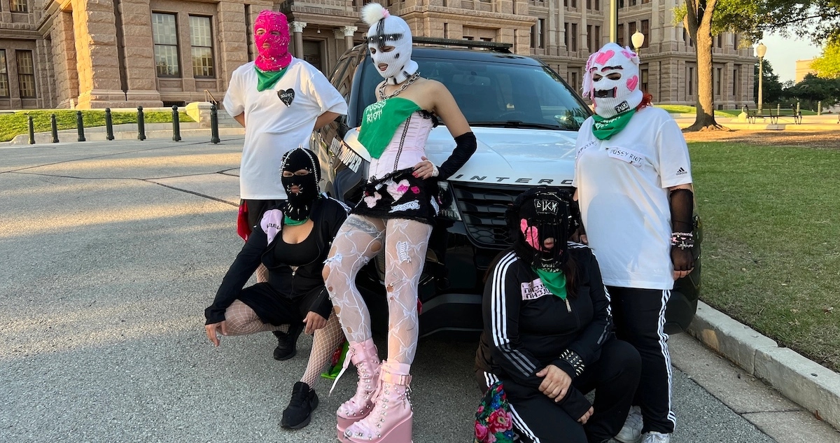 pussy-riot-cuelga-pancarta-gigante-por-aborto-capitolio-texas-exigimos-nuestros-derechos