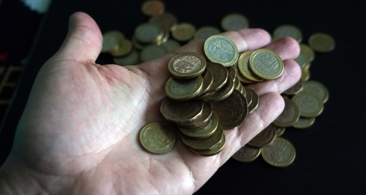 Monedas sobre una mano