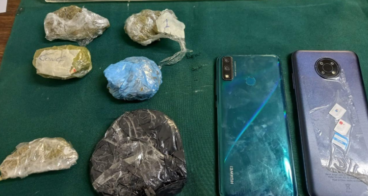 Gendarmería detiene a funcionario sorprendido entregando droga a reo de la cárcel de Valparaíso.