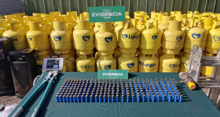 Tres detenidos por robo de camión repartidor con 82 cilindros de gas en Lo Espejo